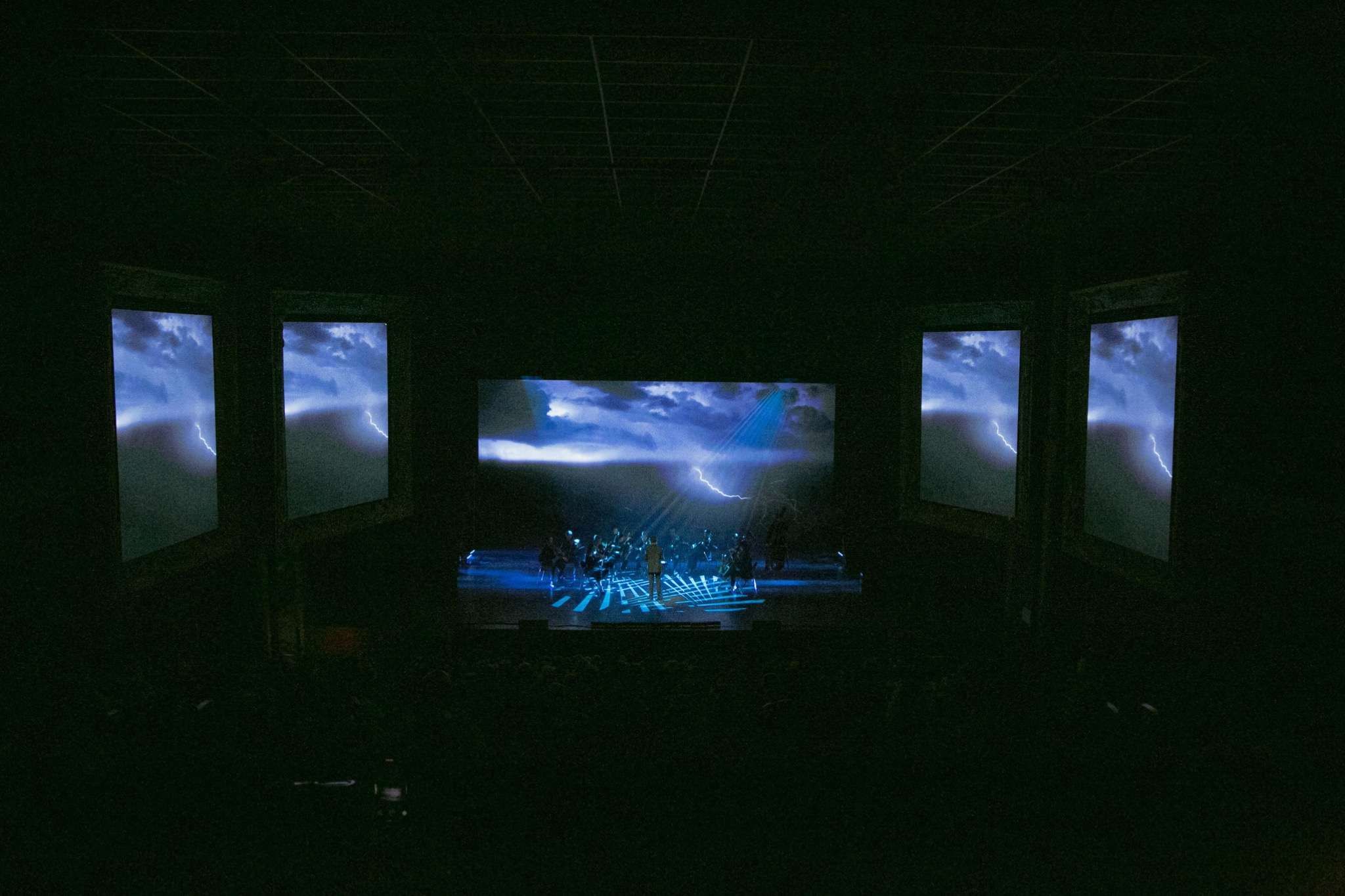 Scène avec projection immersive et orchestre